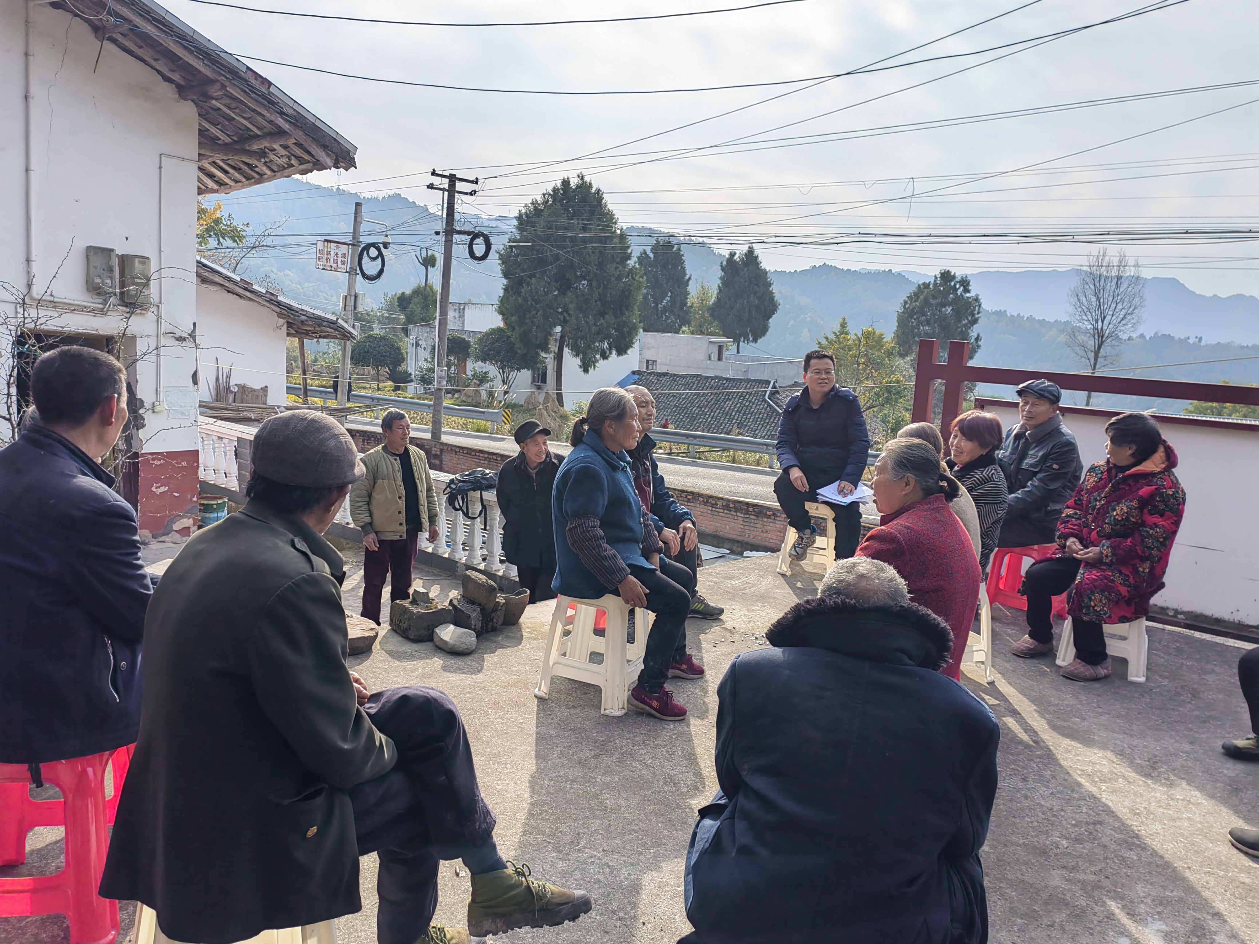 李杰超（中間）組織召開(kāi)壩壩會(huì)，宣講政策，傾聽(tīng)群眾意見(jiàn)建議_看圖王
