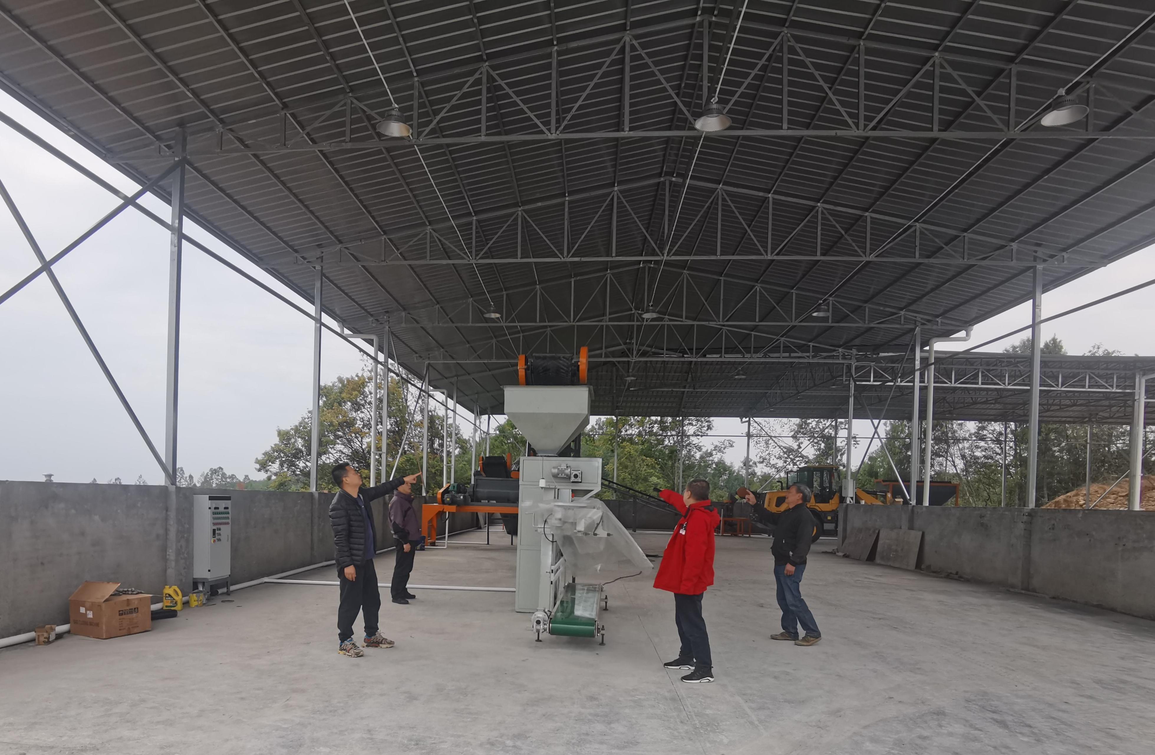 李杰超（左一）與村社干部、駐村隊(duì)員查看有機(jī)肥廠設(shè)備采購(gòu)情況